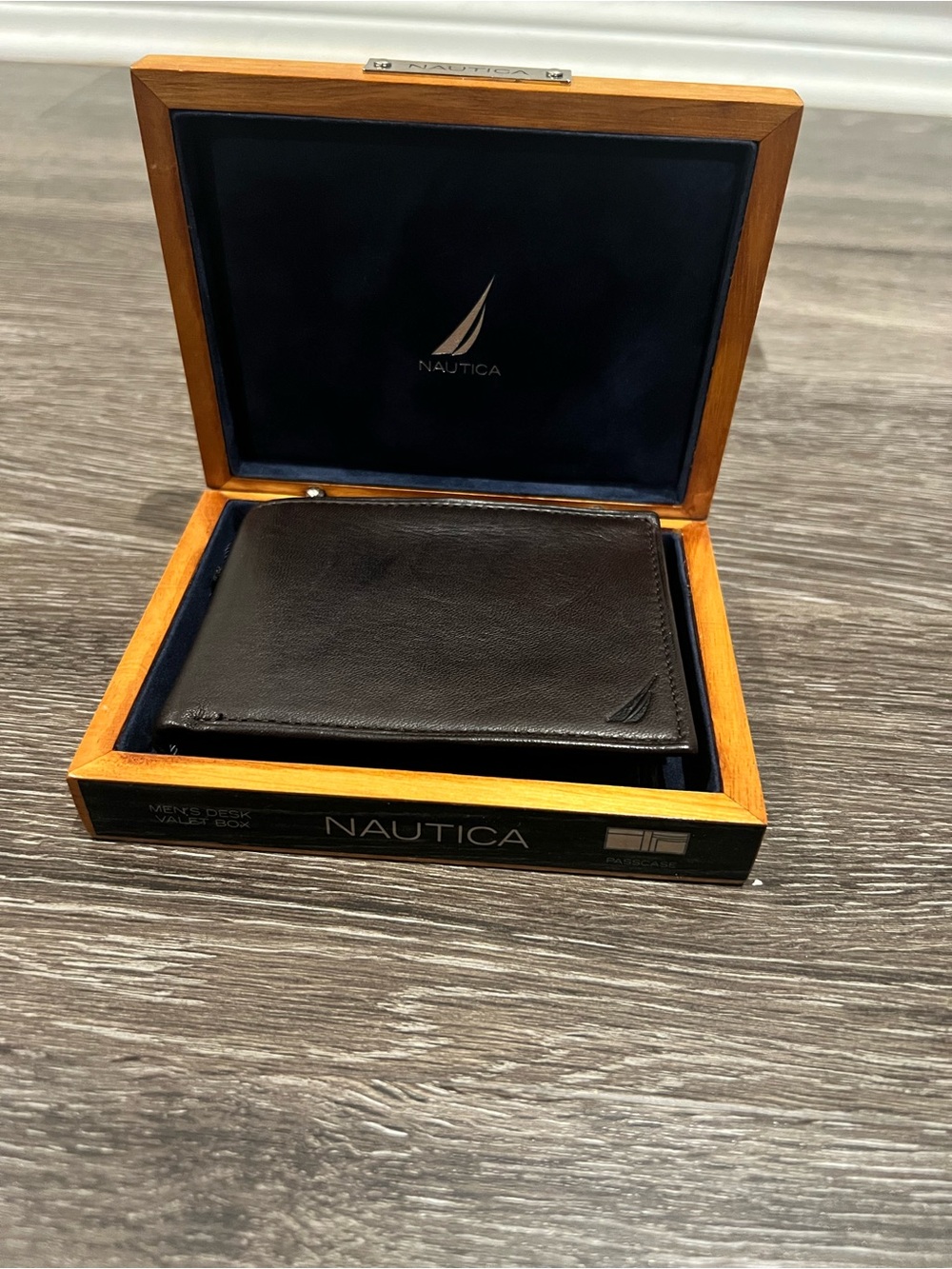 NWT Nautica Men's Brown Leather Wallet with desk valet box